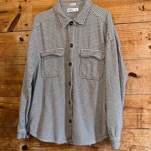 Hollister boyfriend fit shacket in a gray and white houndstooth pattern